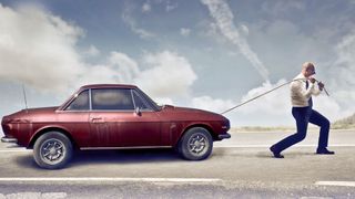 Die Bezeichnung „Bastlerfahrzeug“ oder „Schrottfahrzeug“ schützt den Händlern nicht per se vor Haftungsansprüchen, wenn der Wagen nicht funktioniert. (Bild: © olly - adobe.stock.com)