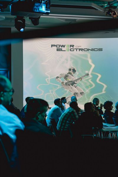 Entwickler treffen Entwickler. Auf dem Fachkongress Power of Electronics am 29. und 30. September in Würzburg stehen die Themen Wärmemanagement (ehemals Cooling Days),  Leiterplattentechnik, Power-Design und Power Systems, Kreislaufwirtschaft sowie Relaistechnik im Fokus. (Bild: Stefan Bausewein)