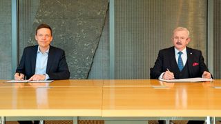 Der saarländische Ministerpräsident Tobias Hans (links) und der Präsident der Fraunhofer-Gesellschaft Reimund Neugebauer unterzeichnen die Vereinbarung zur Umsetzung des Fraunhofer-Zentrums für Sensor-Intelligenz ZSI. (Staatskanzlei/AK)