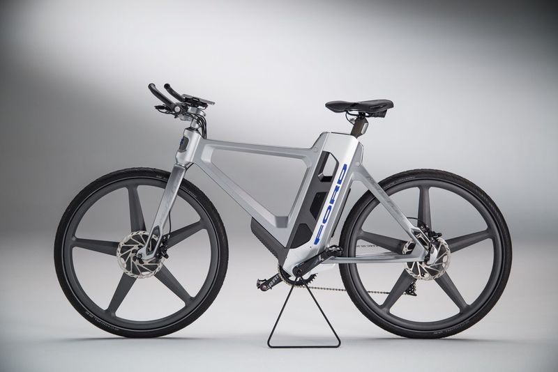 Das futuristische Fahrrad ist mit einem Elektromotor und einem großzügigen Akku ausgestattet und soll vor allem Fahrrad-Profis ansprechen. (Bild: Ford Motor Company)