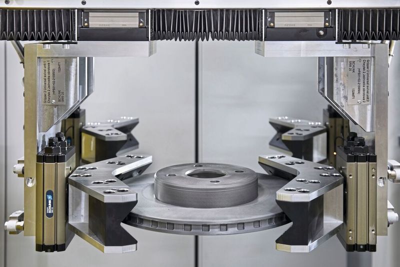 Dank der Trumpf Lösung BrightLine Weld haften bis zu 94 Prozent des Pulvers beim Beschichtungsprozesses an der Bremsscheibe.(Bild:  Trumpf)