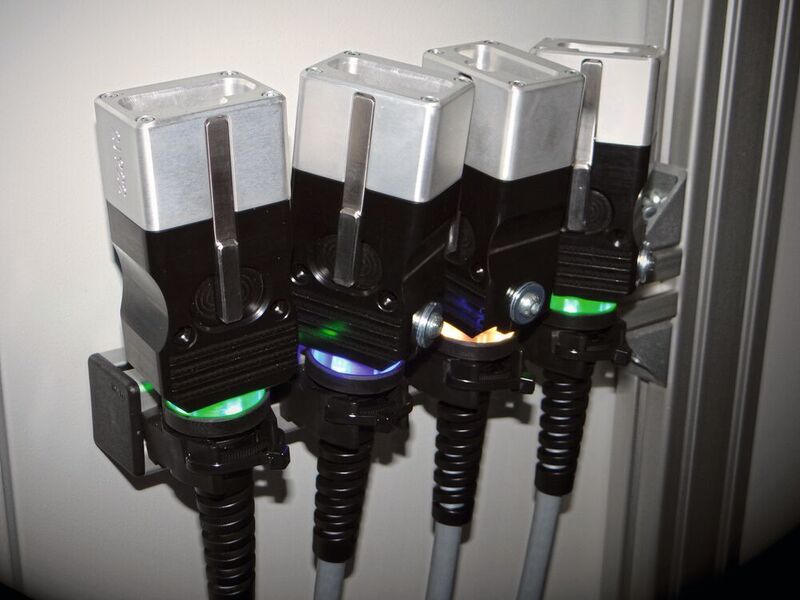 Die Schnittstelle zum Prüfling erfolgt mit dem Pick-to-Light-RGB-Kontaktieradapter. (ITgroup)
