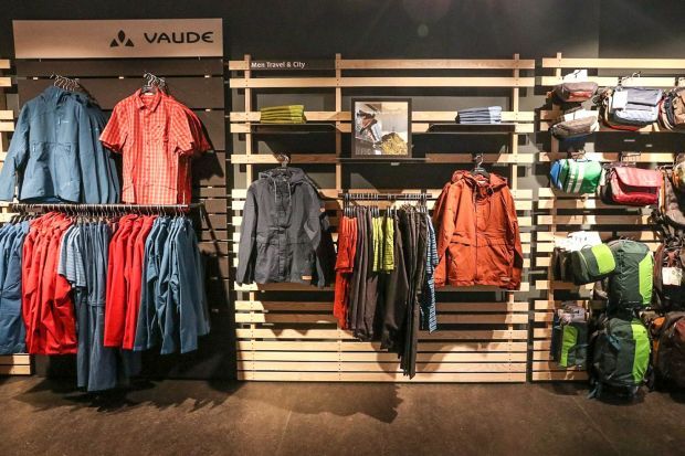 Vaude, Hersteller von Outdoor-Produkten, lässt PET-Flaschen recyceln und zu Isolationen, Wattierungen, Fleece oder Polyester-Garn umwandeln. Ab Sommer 2024 verwendet der Hersteller auch neu auch Hartkunststoffteile aus recyceltem PET. Im Vergleich mit einer Neuproduktion ist es dem Unternehmen möglich, mit Recyclingmaterialien die Belastungen für die Umwelt fast zu halbieren. (Bild: Vaude)