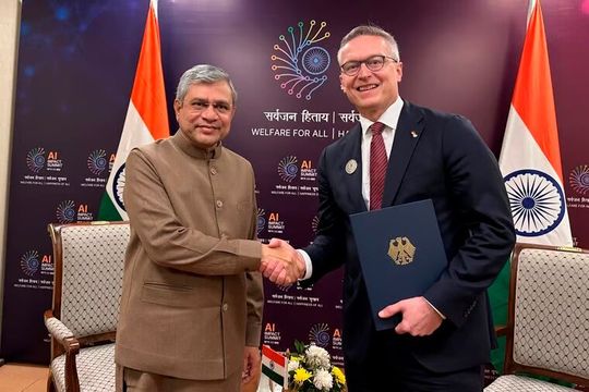 Zum Wohle aller! Von links: Der indische Digitalminister Ashwini Vaishnaw und der bundesdeutsche Kollege Karsten Wildberger von der CDU beglückwünschen sich zum heute geschlossenen KI-Pakt, der beiden Ländern Vorteile bringen soll ...(Bild:  dpa / R. Ratzsch)