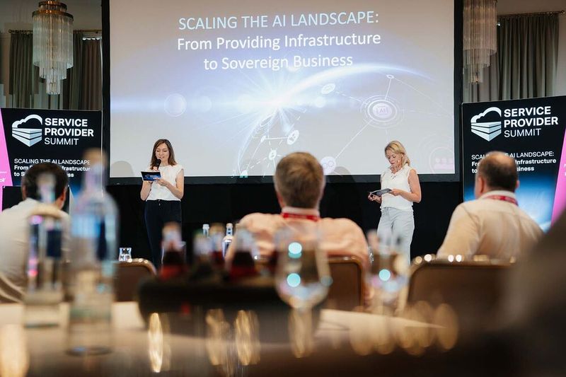 Vera Nikolic, Project Manager, führte gemeinsam mit Eva Kanzler, Director Vogel IT-Akademie, durch das Programm.  (Bild: Werbefotografie Emme)