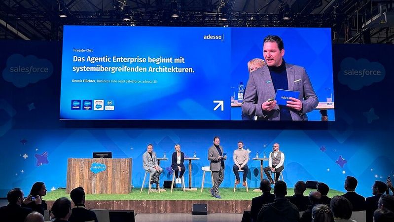 Adesso und Salesforce präsentierten bei der Agentforce World Tour in Düsseldorf ihre „Agentic Enterprise Fabrics“-Initiative.(Bild:  Adesso SE)