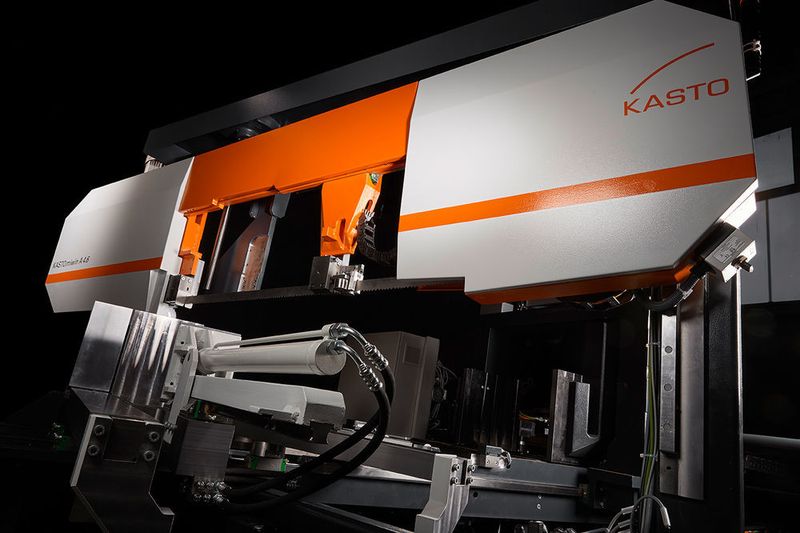 Kasto gründet mit der Kastomiwin 4.6 eine komplett neue Sägemaschinen-Dynastie, wie es heißt. Es gebe diese neue Doppelgehrungssäge mit -45 bis 60 °-Einzug momentan in einer halbautomatischen sowie einer automatischen Version. (Kasto)