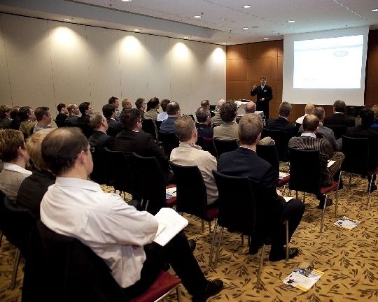 ... und Thomas Burzler erklärte wie clevere Verkäufer reagieren „Wenn Ihr Kunde sagt, Sie sind zu teuer!“  (Archiv: Vogel Business Media)