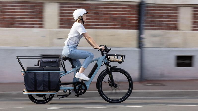 Eine Kampagne soll zeigen, wie man mit dem Lastenrad sicher in der Stadt unterwegs ist.(Bild:  Decathlon)