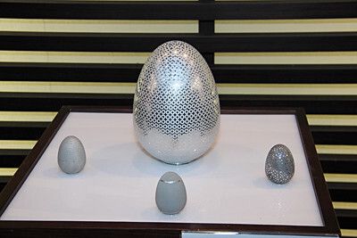 ML Lasergravur präsentierte ein Art Ei des Kolumbus namens Ovotto, mit dekorativer Oberfläche, die als besonders schwer zu bearbeiten gilt und mit präzisen Kreisornamenten durch Micro Laser Grains verziert wurde. (Bild: Sonnenberg)