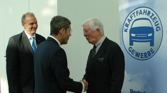 Natürlich auch über die vielen Glückwünsche der Automobilindustrie – namens der Vorstände Bernhard Mattes und Jürgen Stackmann (Ford-Werke). (Archiv: Vogel Business Media)