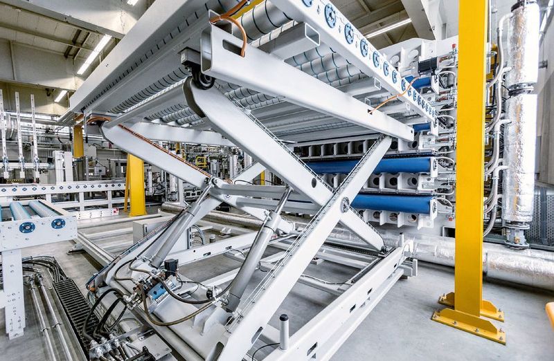 Scherenhubtisch bei der Entnahme eines fertigen Lisocore-Teils aus der Etagenpresse (Lightweight Solutions, Deutschland)