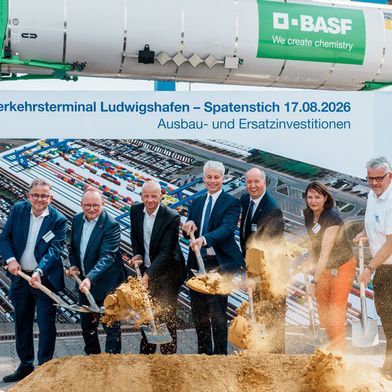 Von links: BASF-President European Verbund Sites Dr. Helmut Winterling, Oberbürgermeister Ludwigshafen Prof. Dr. Klaus Blettner, BASF-Vorstandsvorsitzender Dr. Markus Kamieth, Bundesverkehrsminister Steffen Bilger, Staatssekretär Ministerium des Innern, für Integration und Verkehr Rheinland-Pfalz Markus Wolf, BASF-Projektleiterin Gudrun Grunenberg, Geschäftsführer Kombi-Terminal Ludwigshafen Harald Schlegel. (Bild: BASF)