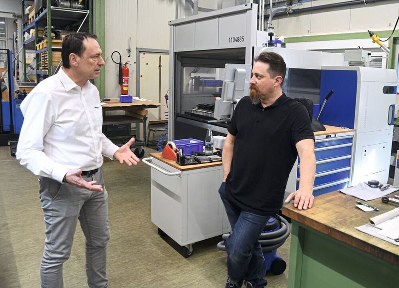 Andreas Brunhofer (left) and Till Würtemberger are currently considering the concept of using a 6-sided station from Gressel for unmanned machining. (Image:Gressel)