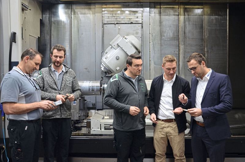 Erfolgreiche Partner: Tobias Wankmüller, Geschäftsführer der Wankmüller Feinmechanik GmbH, Sascha Scheffel (Dreher), Frederic Stantscheff (Fertigungsleiter Drehen, beide Wankmüller), Florian Weiss, Technik und Verkauf des Vertragshändlers Willi Kraus Zerspanungstechnik, und Jonas von Kahlden, Produktspezialist Drehen von Iscar (v. l. n. r.). (Iscar)