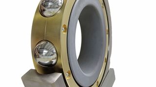 Das Bild zeigt ein Rillenkugellager SQ77E von NKE Austria mit Isolierung am Innenring. (Bild: NKE)