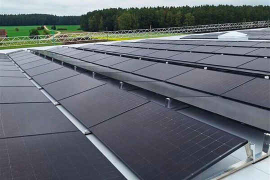 Kein reines Flächen-, sondern mehr ein Statikthema: Photovoltaik auf Logistikhallen.(Bild:  Ilzhöfer)