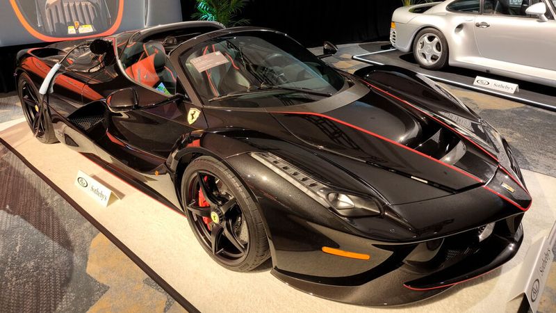 Gerade mal „junger Gebrauchter“: Dieser 2017er Ferrari LaFerrari Aperta Spider ging für 6.715.000 USD bei RM Sotheby’s über die Theke – Platz 9 der Hitliste. (Bild: Classic Analytics)