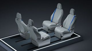 Das Sitzsystem hat zwei Sitzreihen auf langen Schienen. Die Vordersitze lassen sich um 270 Grad drehen. (Bild: Magna)