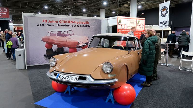 Unterstellböcke mussten helfen, um eine Werbung für den Citroën DS nachzustellen. Doch bereits beim historischen Foto dürfte gemogelt worden sein. Warum das Ganze? Die hydropneumatische Federung von Citroën wird 70 Jahre alt: Ersteinsatz 1954 beim 15 CV (Bild: Diehl – VCG)