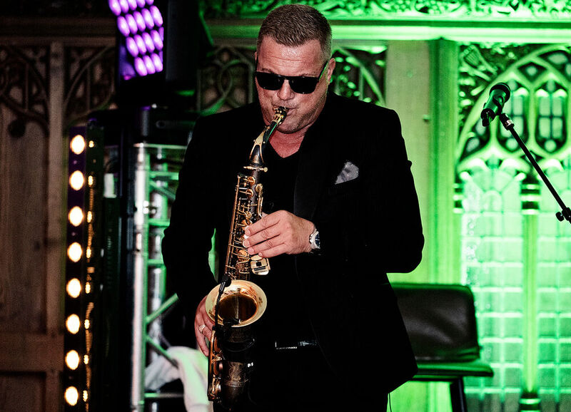 Saxophonist Dick Bömer GentlemanDee und DJ Mino heizten trotz der hohen Temperaturen des Tages den Gästen bei der Aftershow Party noch einmal mächtig ein.  (Bild: Steffi Behrmann)