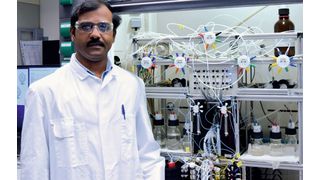 Abragam Joseph vor dem selbstgebauten Syntheseautomaten. (Bild: © Dr. Murty)