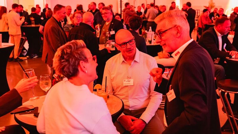 Und um die Sieger: Was das für ein Gefühl ist, das kennt das Ehepaar Wangler (Sieger 2018 und 2024 mit dem Autohaus Deusch), hier im Gespräch mmit Wolfgang Hennig von der GTÜ (rechts), ganz genau. (Bild: Stefan Bausewein)