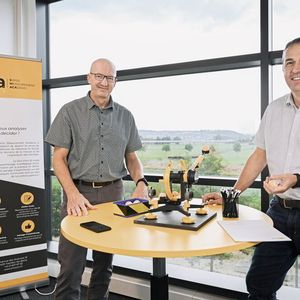 De g. à d. : Eric Schnyder, directeur de Sylvac et  David Méneur, responsable du centre de formation avec la SMACAtapulte,  un puissant outil pédagogique.(Source :  SMACA)