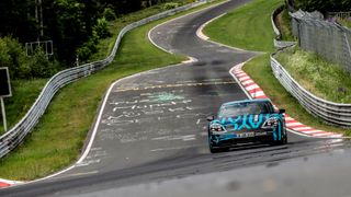 Hersteller-Fahrzeugerprobung auf dem Nürburgring – im Bild eine ältere Fahrszene mit einem Porsche-Taycan-Vorserienmodell.  (Bild: Porsche)