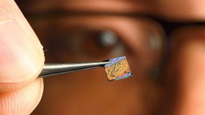 Dieser mit einer neuartigen nanostrukturierten Metaoberfläche ausgestattete Chip soll das Herzstück neuartiger Bluttests bilden. (Bild:  Will Kirk / Johns Hopkins University)