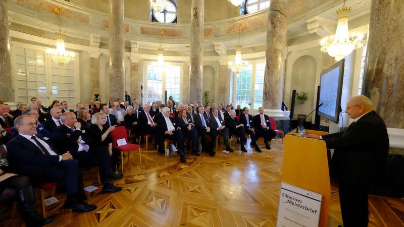 Karpinski zeigte sich angesichts der vielen lobenden Worte und des Wohlwollens gerührt und dankte für die gute Zusammenarbeit mit der Geschäftsstelle und dem Vorstand des Landesverbands. (Bild: Zietz – VCG)