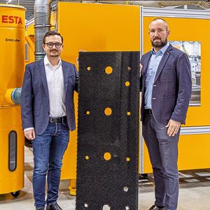V. l.: Christian Ott, Leiter Beschaffung und Logistik, und Michael Müller, Geschäftsführer Technik und Einkauf bei Mink, mit einer Plattenbürste, die in der Industrie häufig als Blechauflage in Bearbeitungsprozessen verwendet wird.(Bild:  Esta)