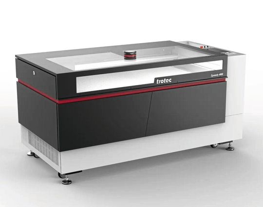 Ab heute erhältlich! Das neue Trotec-Lasersystem Speedy Black Line wurde für Anwendungen in den Bereichen Personalisierung, Bildung, Druck und Beschilderung sowie nicht zuletzt für die industrielle Fertigung entwickelt. Erfahren Sie hier, was es alles kann ...(Bild:  Trotec Laser)