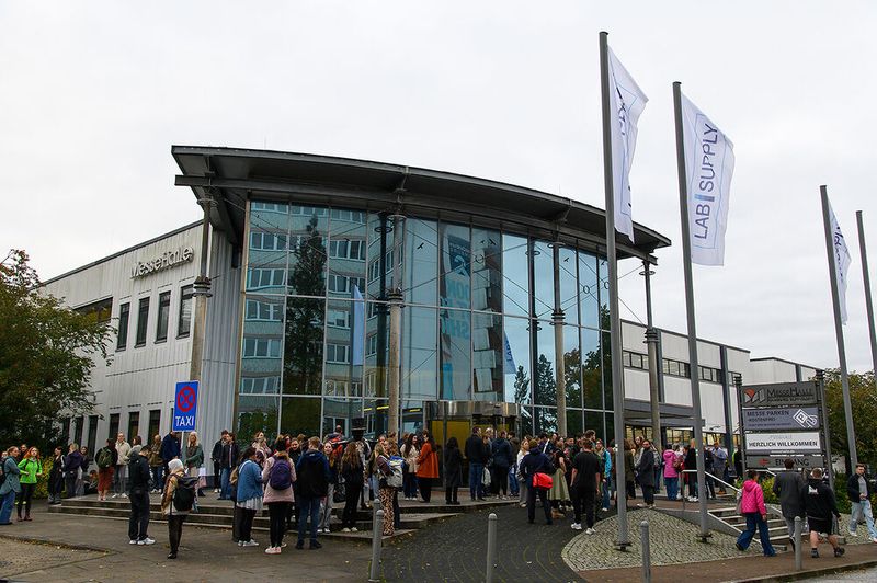 ... das tat dem Besucheransturm bei der diesjährigen LAB-SUPPLY in Hamburg keinen Abbruch.   Mehr Infos zu den kommenden LAB-SUPPLY-Messen finden Sie auf www.lab-supply.info (Bild: Stefan Stark)