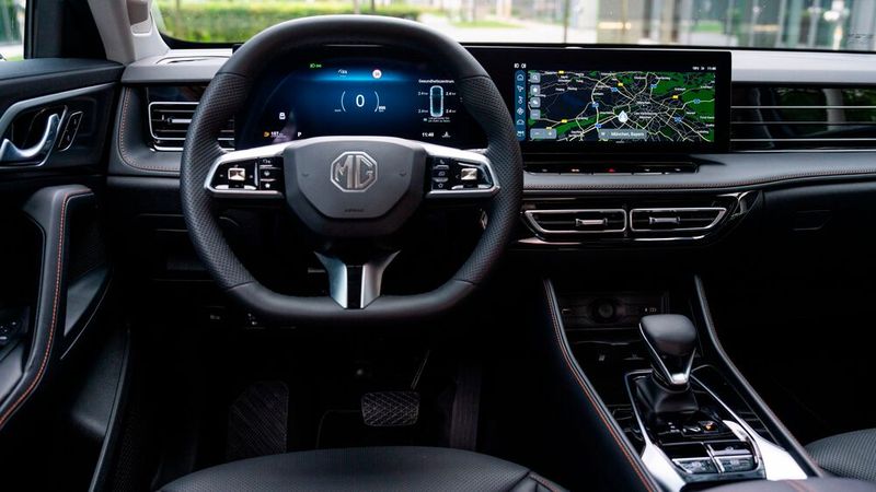 Ansprechende Materialien und eine stimmige Einrichtung mit zwei Displays im neuen HS. (Bild: MG Motor)