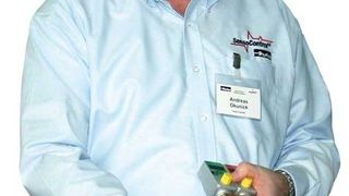 Für Andreas Okunick, Product-Sales-Manager der Parker Hannifin GmbH, Bielefeld, ist der große Vorteil des neuen Hydraulik-Öltank-Controllers SCOTC, dass dieser nur eine einzige Anschlussbohrung benötigt. Bild: Schäfer (Archiv: Vogel Business Media)