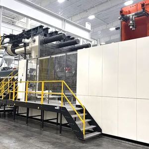 Seitlicher Blick auf eine der beiden 8.000-Tonnen-Spritzgießmaschinen vom Typ Duo 130000/130000H/8200 combi von Engel. Sie erreichen ein maximales Schussgewicht von je 122 Kilogramm.(Bild:  Engel)