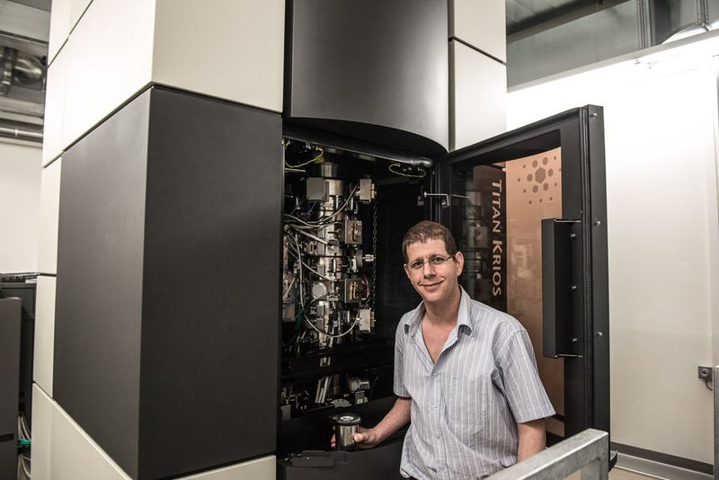 Prof. Ohad Medalia vor dem Kryoelektronen-Mikroskop des Typs „Titan Krios“ an der Universität Zürich (Bild: UZH)