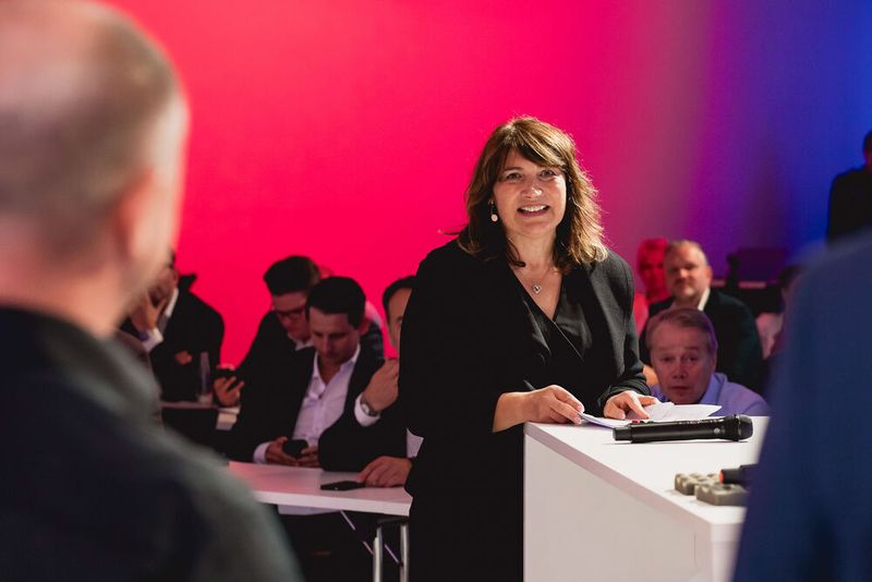 Der EMS-Tag 2024 in Würzburg bringt die Branche an einen Tisch, an dem Ideen und Lösungsansätze für Multikrisen diskutiert werden. (Bild: Stefan Bausewein)