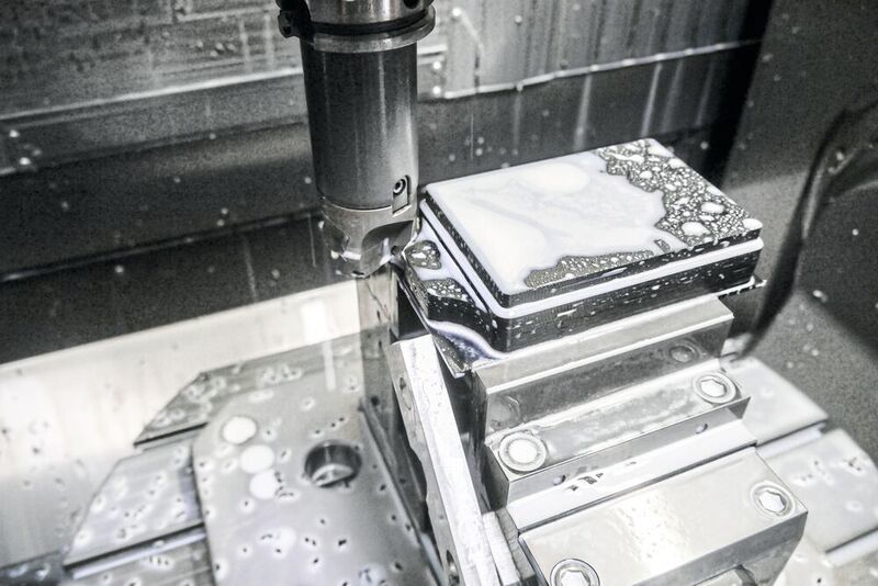 Auf der Acura 65 werden bei Pfisterer Gehäusedeckel für Laborgeräte aus Kunststoff gefertigt. Nur Aluminium wird noch häufiger zerspant. (Hedelius)