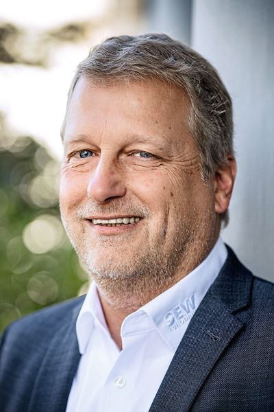 SEW-Vertriebsingenieur Frank Schwarz: „Der Motion-Controller MOVI-C Controller ermöglicht die hochperformante Kommunikation mit den Achsen und eine niedrige Takt-Laufzeit.“  (Bild: SEW-Eurodrive)