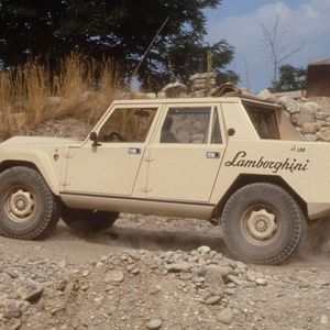 Aus dem Cheetah entstand 1981 der Prototyp LM001, noch mit einem 5,7-Liter-V8-Motor der American Motors Corporation. Bereits im Folgejahr stellte Lamborghini den Prototyp LMA auf dem Genfer Auto-Salon mit dem 4,8-Liter-V12-Motor mit 276 kW (375 PS) aus dem Lamborghini Countach LP500S vor.(Bild:  Lamborghini)