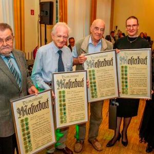 Auf der Jubiläumsfeier überreichte Obermeisterin Dietlinde Stüben-Endres vier diamantene Meisterbriefe: (v. l.) Heinz Heckmann, Heinz Hemmer und Horst Lax. Für den kurz vor der Feier verstorbenen Karl Faust nahmen dessen Frau und Tochter die Urkunde posthum entgegen.(Bild:  Kfz-Innung Recklinghausen und Gelsenkirchen)