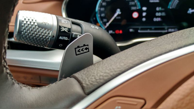 Der Grad der Rekuperation lässt sich mittels Paddels am Lenkrad einstellen. (Bild: Thomas Günnel/Automobil Industrie)