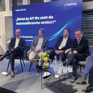 In einer Diskussionsrunde ging es um den Status Quo der Nutzung von KI in Autohäusern und Werkstätten.(Bild:  Achter – VCG)