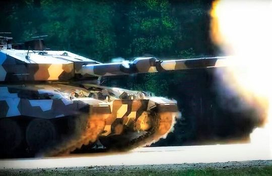 Mit einem unverhofften Schlag nebst einem Plus von 100 Milliarden Euro wird die Bundeswehr wieder massiv aufgerüstet. Rheinmetall, die Rüstungsschmiede, aus der auch der Kampfpanzer Leopard II (hier beim Testschießen) stammt, will deshalb Tausende von neuen Stellen schaffen.(Bild:  Rheinmetall)