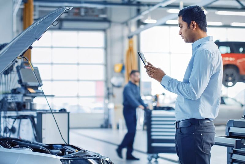 Gerade beim Kundenkontakt und bei standardisierten Prozessen können Betriebe von den Vorteilen digitaler Anwendungen profitieren: von Online-Terminvereinbarung über Werkstattfreigaben bis hin zu bestimmten Unfallschadengutachten.