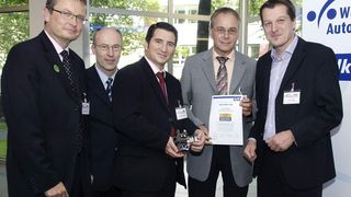Auszeichnung für das FAG Radlager mit Stirnverzahnung: (von links) Christian Schultze (NoAE),  Michael Wombacher (NoAE), Frank Eichelmann (Schaeffler Gruppe, Leiter Radlager Pkw, Anwendungstechnik), Roland Langer (Schaeffler Gruppe, Radlager Pkw, Anwendungstechnik), Frank Köber (NoAE)  Bild: Schaeffler (Archiv: Vogel Business Media)