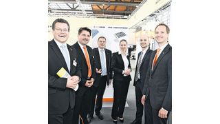 Maroš Šefčovič, Vizepräsident der EU-Kommission, ließ sich die Angebote von Lapp für das Laden von elektrischen und Hybridfahrzeugen zeigen. Im Bild (v.l.): Maroš Šefčovič, Karl Knezar (Lapp), Franz Loogen (e-Mobil BW), Julia Dembele (Lapp), Alexander Lapp und Matthias Lapp. (e-mobil bw/ KD Busch)