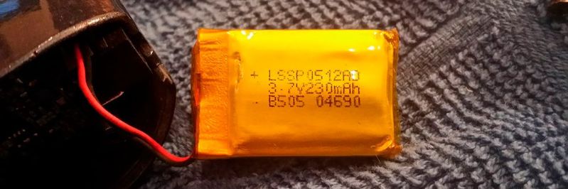 Billig hergestellte Lithium-Ionen- oder Lithium-Polymer-Akkupacks bergen Risiken. Eine wichtige Vorsichtsmaßnahme ist es, Tiefenentladungen zu vermeiden. Solche tiefenentladenen Akkus sollten nicht wieder aufgeladen werden. (Bild:   / CC0)